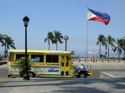 A jeepney & Philippine flag at Roxas Boulevard in Manila - from Carolâ€™s camera (December 2006-January 2007)